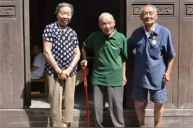2013年，留在大陆的最后3个军统特务，隐姓埋名64年首次相聚合影图片