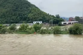 杭州富阳：湍急水流困住3人，情况危急！图片