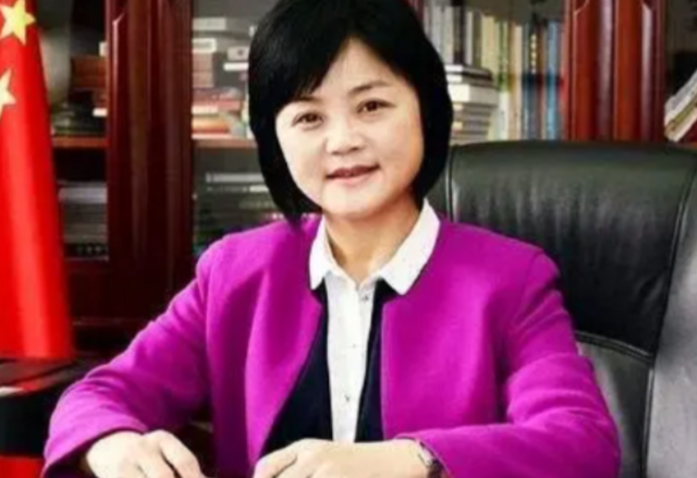 59岁宛如20岁少女的袁华厅长落马，十年厅长无人问一朝落马天下知