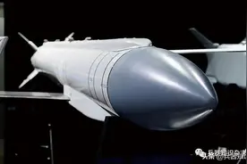 巡航导弹、库存坦克和苏联时期的地图，俄军在俄乌冲突的新与旧图片