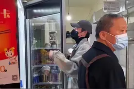 王鹤棣回乐山炸串店，打扮低调帅气逼人，网友：别让父母太辛苦图片