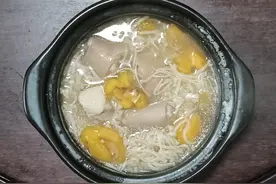 金针菇焖猪尾，加入枇杷，就是一道具有食疗功效的美味佳肴图片