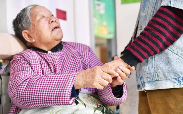 白发人赡养白发人，中国家庭的养老困境