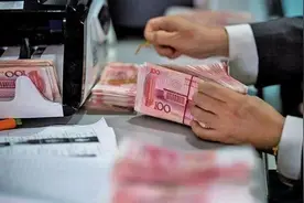 江西一男子在银行取出假钞,银行不认,男子以其人之道还治其人之身图片