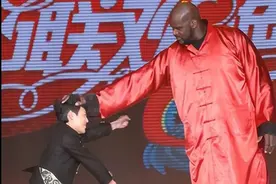 别和奥尼尔站在一起合照！拳王泰森一脸和蔼，巨石强森秒变小石头图片