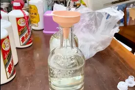 饭店服务员攒客户喝剩的“瓶底酒”，一年攒出一箱茅台，老爸乐了图片