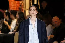 是谁剥夺了男人穿高跟鞋，穿黑丝袜的自由？图片