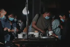 我在深圳摆摊卖臭豆腐：月入三万，秒杀白领图片