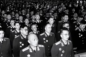 1955年大授衔结束，一人在台下死活不走，质问：为什么没我名字？图片