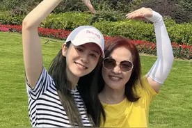 张馨月首晒与公公婆婆合影，林峯父母罕见出镜，婆媳俩比心似闺蜜图片