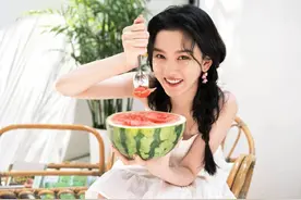 宋祖儿扎双麻花辫对镜灿笑 手捧西瓜清甜少女感扑面而来图片
