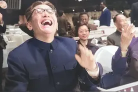 乔冠华墓，逝世后葬在4个地方，墓碑上刻毛主席赞诗图片