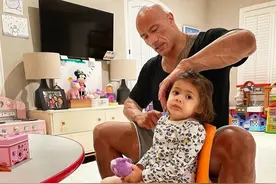 50岁巨石强森为7岁女儿庆生，耐心陪伴女儿父爱满满，铁汉也温柔图片