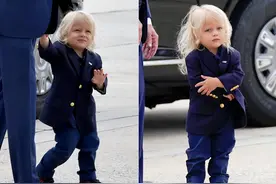 79岁拜登带家人度假去！在机场被2岁孙子抢风头，长发男孩很可爱图片