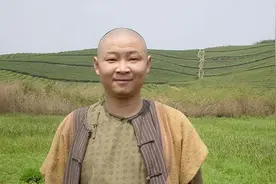 50岁三德子赵亮：养鸡身价过亿，娶小15岁娇妻，不开豪车骑电驴图片