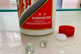 茅台瓶口两颗“玻璃珠”有啥用？真是水晶吗？建议搞懂省的闹笑话图片