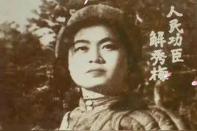 1995年老太太没钱治病，儿子拿立功证章找政府，军区领导亲自探望图片