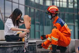 汶川假肢女孩和消防员的爱情：无数目光落在身上，他们以彼此为傲图片