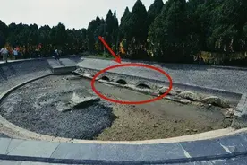 2011年，江苏水潭水位下降露出9个汉白玉门洞，牵出“为孝屈法”图片