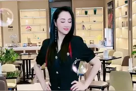 48岁曹颖餐厅秀舞姿，发尾挑染手提裙边露双腿，体态丰腴皮肤白皙图片