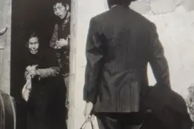 台湾老兵冒险回乡看望母亲，妻子却婉言拒绝：要是为难，就别回了图片