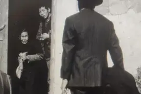 台湾老兵冒险回乡看望母亲，妻子却婉言拒绝：要是为难，就别回了图片