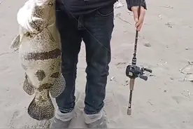 15斤！湖北钓鱼人钓起罕见大鳜鱼，网友呼吁将其放生图片