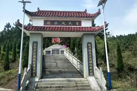 17年，云南一村支书建豪华“活人墓”，风水先生选址，大摆竣工宴图片