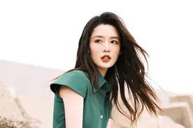 李沁绿色背心露脐装乱石写真图片