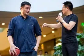 这不是P图 NBA球星的手就有这么夸张！奥尼尔喝水如喝口服液图片