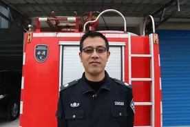 【一线警察】浙江宁波：河水冰冷彻骨，他们毫不犹豫一跃而下…图片