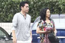 陈宝国携夫人现身街头，头发茂密身材健硕，妻子面部松垮显老气图片