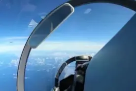 7日演训视频！解放军轰炸机编队同时双向穿越台湾海峡图片