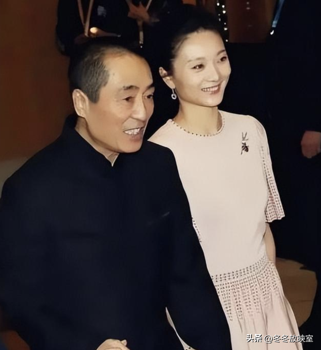 张艺谋“晚节不保”，妻子连夜转移资产出国，圈内早有征兆