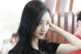 穿黑衣服的漂亮女子图片