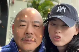 张柏芝一家庆中秋！张爸爸光头胡须花白，12岁小Q长胡子似谢霆锋图片