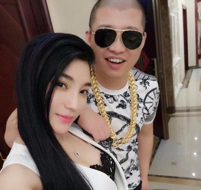 让女主播脱衣服，直播惊动警察，4000万网红二驴的下场，大快人心