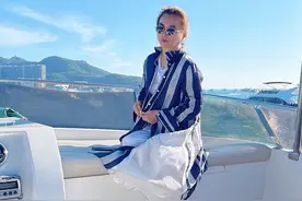59岁李玲玉出海游玩真风光，光脚穿条纹衬衫九分裤，坐游艇太土豪图片