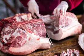山东美女摆摊卖猪肉，利用“人性的弱点”一年盈利73万，套路可以图片