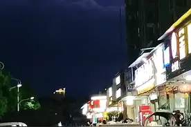 福州一女子拍到恐怖黑云，像巨大煤山压在街上，四川地震的预兆？图片