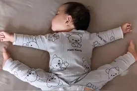 可从睡觉看智商：如果宝宝睡着后有以下行为，暗示你家娃挺聪明的图片