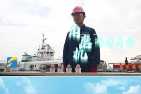 用切割金属的角磨机在鸡蛋壳上刻字 看山东港口工人演示作业绝活图片