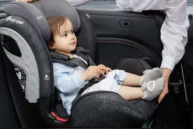 多大的婴儿可以坐安全座椅？小孩多大可以坐安全座椅图片