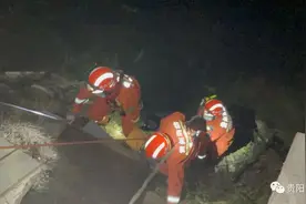 贵阳一初二女学生爬山，不慎掉入深坑图片