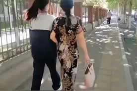山东一姐姐扮成妈妈生前模样送妹妹高考：妈妈生前影像让网友泪奔图片