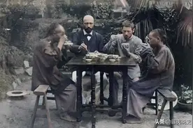 晚清老照片：洋人把百姓当狗牵着养，富人的一群童养媳如花似玉图片