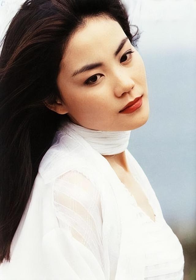 王菲：两婚两离，53岁和谢霆锋只恋爱不结婚，今两个女儿成她烦恼