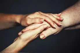 被迫去照顾孙子，使我们老两口常年分居，他们居然经常对我发脾气图片