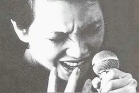 大器晚成的“黑衣歌后”，两次被丈夫抛弃，今70岁和儿子相依为命图片