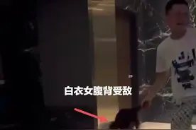 太狠了！KTV内俩美女互殴，其一被男子抓发拖行，并被泼滚烫热汤图片